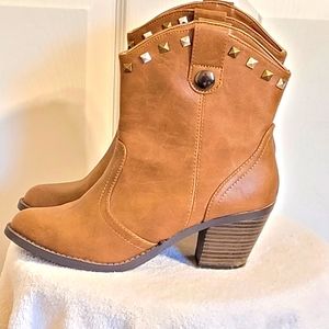 Preowned Soda Brown Ankle Cowgirl Boot  Size 7 1/2